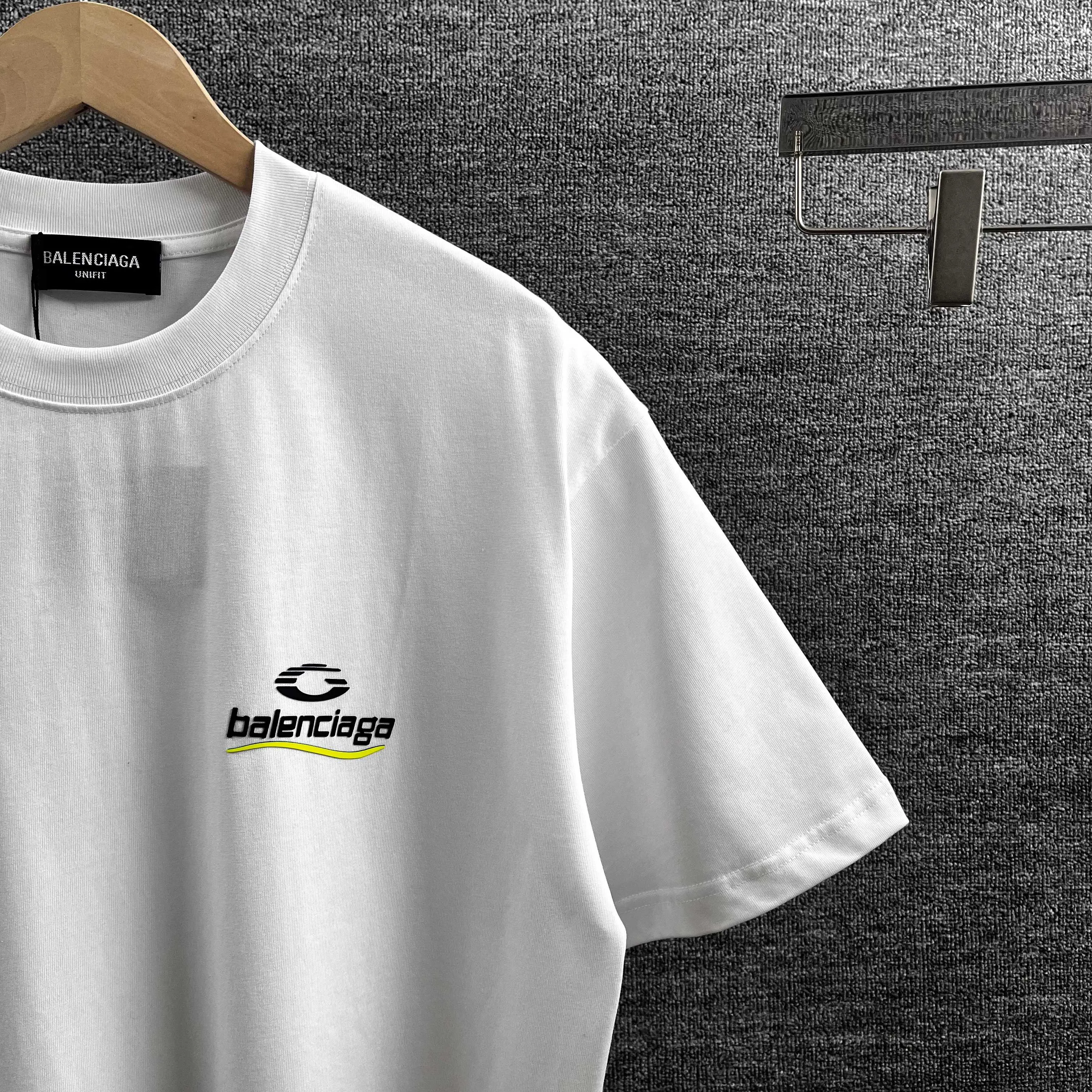 BAL* * 2025 New Arrival T Classic T Same Style ：Black White Size： S （90-130 ） M （120-150 ） L （140-165 ） XL （160-180 ） XXL （180-210 ）
